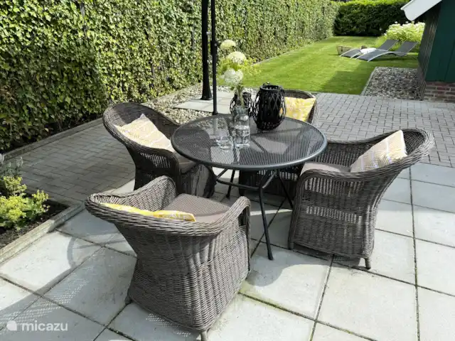 Lekker genieten in de schaduw of toekijken als de kindjes spelen? Ook op het terras aan de voorzijde is het prima vertoeven.